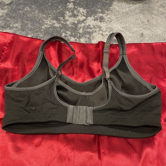 Ladies Victoria Secret Sports Bra. - Picture 3 of 3